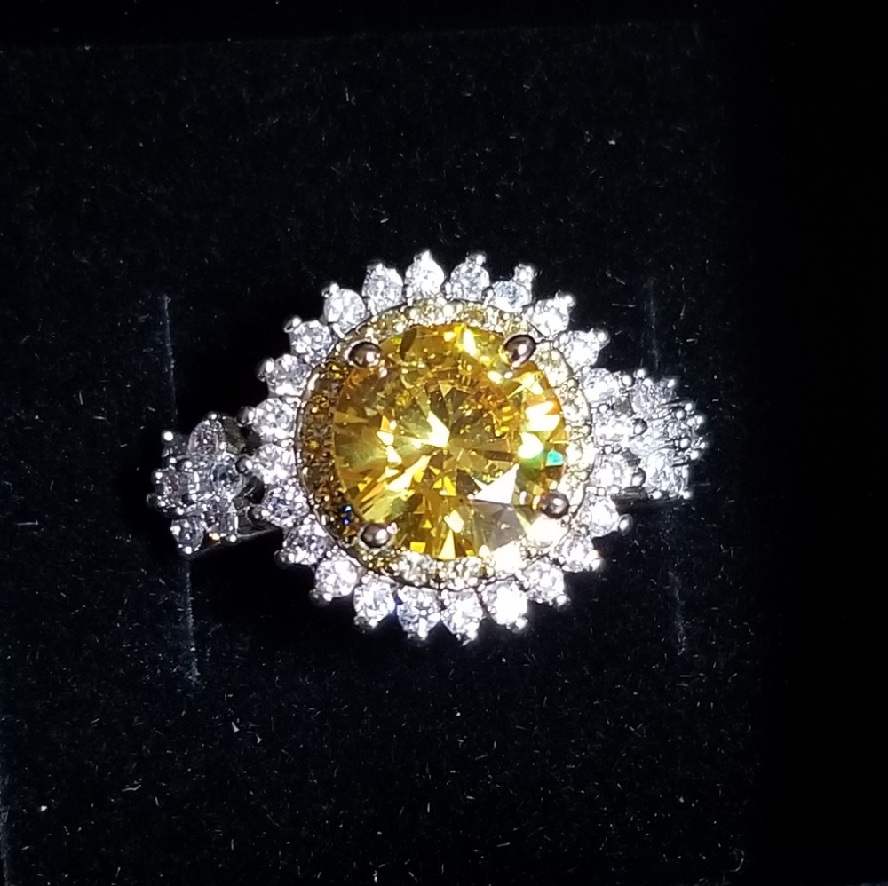 🎉HP🎉 Luxurious Yellow Gemstone